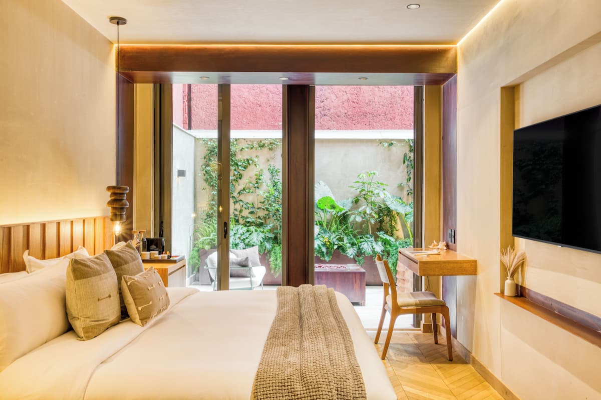 Junior Suite | In-room safe, blackout curtains, soundproofing, free WiFi