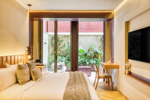 Junior Suite | In-room safe, blackout curtains, soundproofing, free WiFi