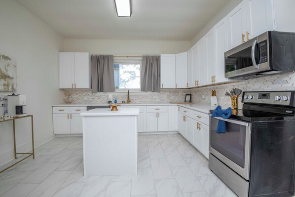 Mikroaaltouuni, uuni, liesi, astianpesukone