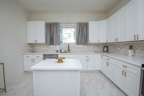 Mikrowelle, Ofen, Herdplatte, Geschirrspüler