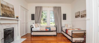 Cozy Modern Stay âą 117 Nevada