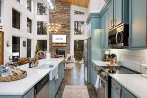 Fridge, microwave, oven, stovetop - Secluded Luxury Cabin trails,hiking,fishing relax (Broken Bow)