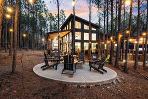 Outdoor dining - Secluded Luxury Cabin trails,hiking,fishing relax (Broken Bow)
