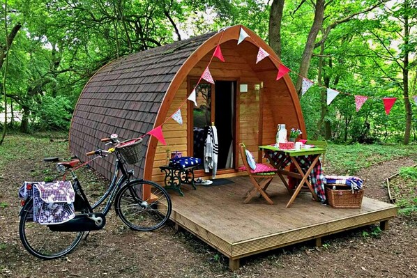 House | Outdoor dining - Modern Glamping Pods, Pet-friendly, No Deposit (Bury St Edmunds)