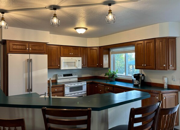 Fridge, stovetop