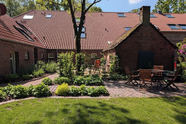 Garten mit Backhaus