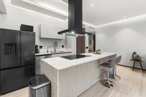 Refrigerador, microondas, horno y parrilla de estufa 