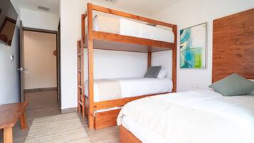 2 chambres, coffres-forts dans les chambres, fer et planche Ă repasser