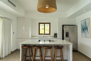 Kühlschrank, Mikrowelle, Wasserkocher mit Kaffee-/Teezubehör