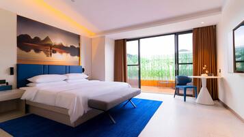 Quarto casal elite, vista para o pátio | Roupas de cama premium, escrivaninha, cortinas blackout