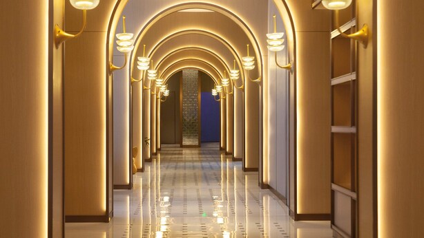 A hallway with arched ceilings and wall-mounted lighting fixtures. - Magnotel Guilin Elephant Trunk Hill (Guilin)