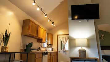 Een microgolfoven, een oven, een kookplaat