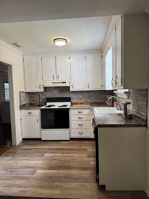 Fridge, microwave, oven, stovetop - Charming 3-bedroom house in Springhill (Mobile)