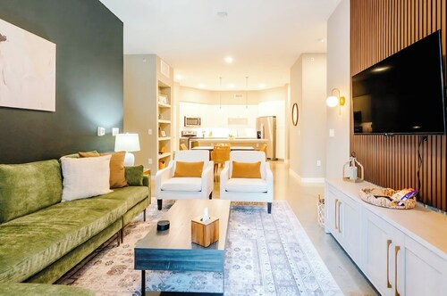 Luxury Apt Steps Away From Shopping & Dining, FREE Parking