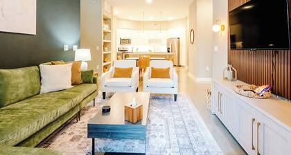 Luxury Apt Steps Away From Shopping & Dining, FREE Parking