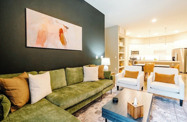 TV - Luxury Apt Steps Away From Shopping & Dining, FREE Parking (San Antonio)
