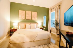 2 bedrooms, iron/ironing board, travel cot, WiFi - Luxury Apt Steps Away From Shopping & Dining, FREE Parking (San Antonio)