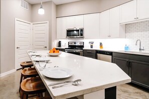 Microondas, horno, parrilla de estufa y lavavajillas