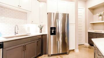 Microondas, horno, parrilla de estufa y lavavajillas