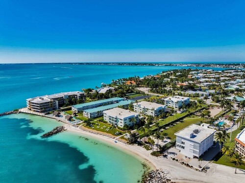 Ocean View 
2 bedroom Condo 
Pool
Key Colony Beach