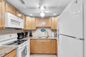 Fridge, microwave, oven, stovetop - Ocean View 
2 bedroom Condo 
Pool
Key Colony Beach (Key Colony Beach)