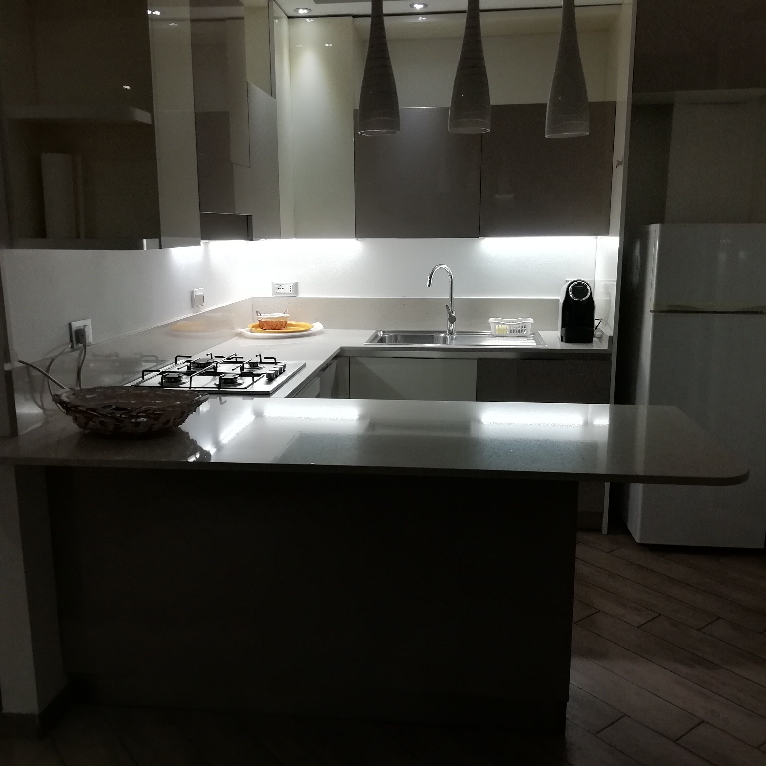 Kühlschrank, Ofen, Geschirrspüler, Wasserkocher mit Kaffee-/Teezubehör