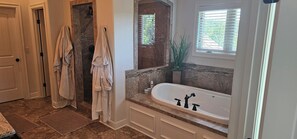 Shower, jetted bath, hair dryer, bidet - Spacious 5-bedroom house in quaint Parkville, MO (Parkville)