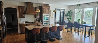 Spacious 5-bedroom house in quaint Parkville, MO