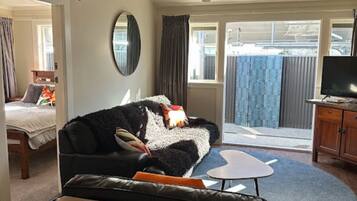 5 bedrooms, iron/ironing board, Internet, bed sheets