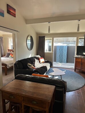 6 bedrooms, iron/ironing board, internet, bed sheets