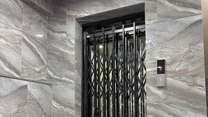 Un ascensor modern amb una porta metàl·lica i un panell de control.