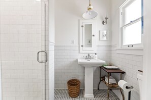Shower, hair dryer, towels, soap - Stunning Hudson Hideaway~The Perfect 3-bedroom, 2-bath Getaway (Los Angeles)
