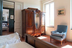 3 quartos, ferros/tábuas de passar roupa, Wi-Fi, roupa de cama