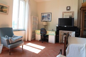 Living area - Apartment Les Volets Bleus in a canal-side manor house, ideal for families (Sallèles-d'Aude)