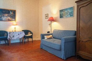 Living area - Apartment Les Volets Bleus in a canal-side manor house, ideal for families (Sallèles-d'Aude)