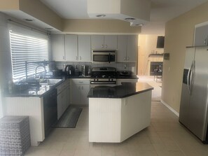 Private kitchen - NICE GETAWAY IN CHESAPEAKE (Chesapeake)