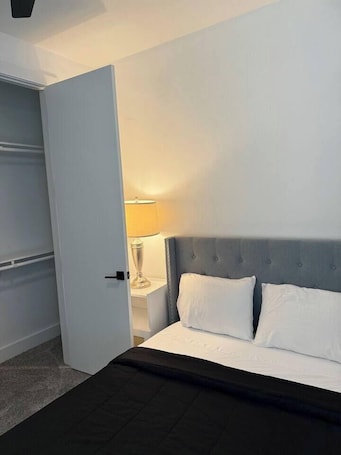 Room, 1 Queen Bed, Non Smoking | Free WiFi