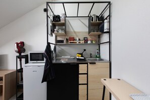 Fridge, microwave, stovetop, coffee/tea maker