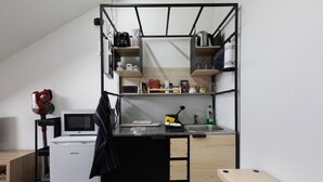 A compact kitchenette with a microwave, kettle, and small refrigerator. - Studio Apartment 'Il Nido Di Montagna' (Gressan)