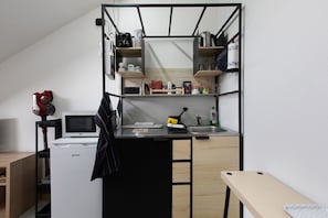 Fridge, microwave, stovetop, coffee/tea maker