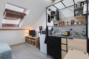 Fridge, microwave, stovetop, coffee/tea maker