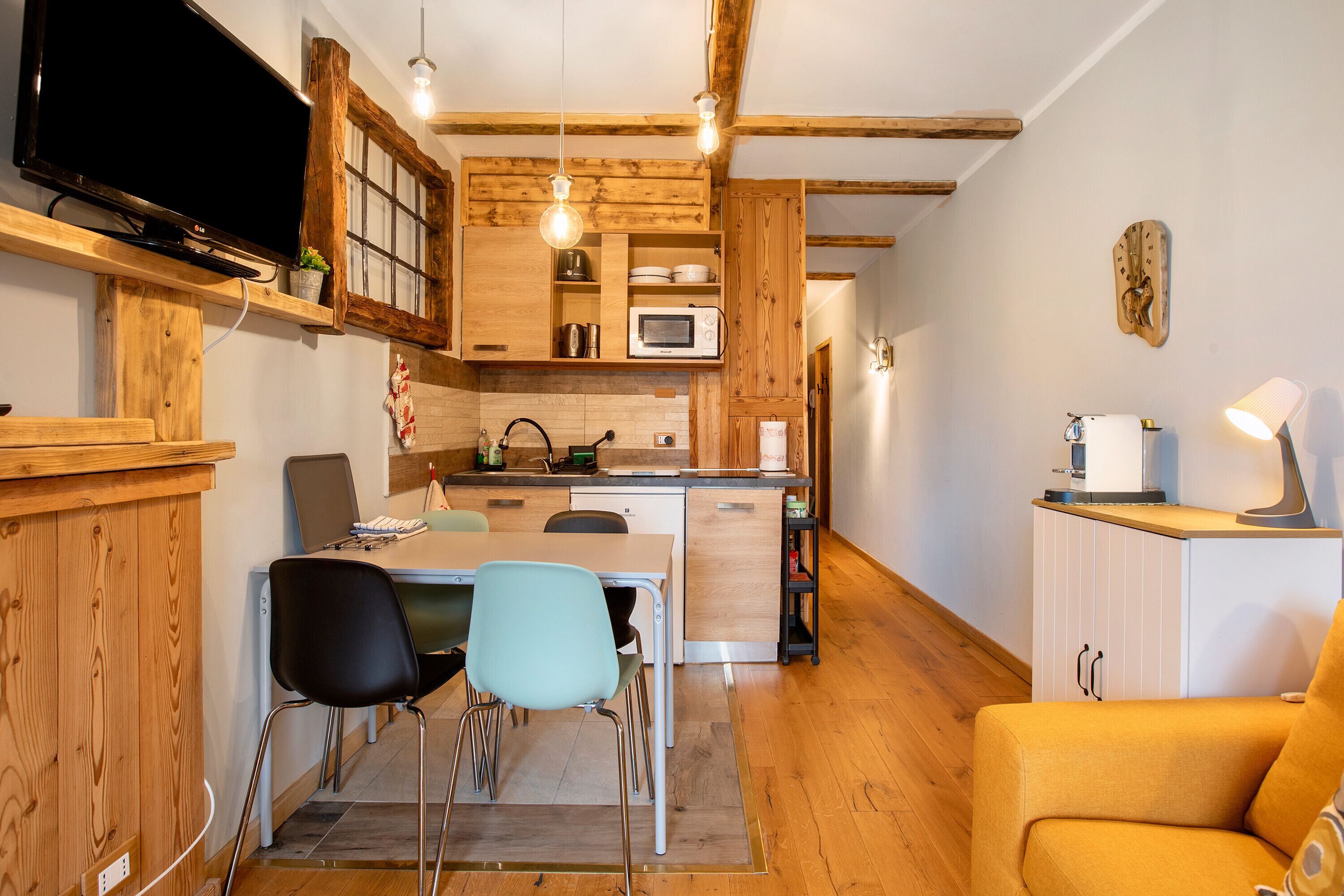 Kjøleskap, mikrobølgeovn, kokeplater og kaffetrakter/tekoker