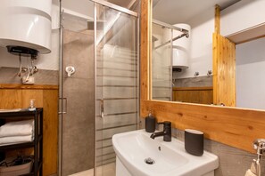 Douche, articles de toilette gratuits, sĂšche-cheveux
