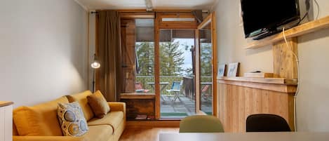 Téléviseur, table de ping-pong