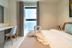 1 habitación, escritorio, tabla de planchar con plancha y cuna de viaje 