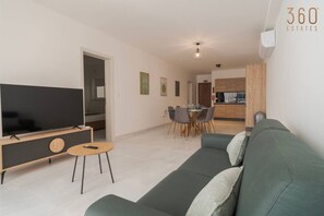TV - Lovely, fully equipped 2BR home 5 min from beach (St. Paul`s Bay)