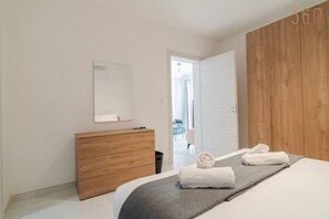 2 bedrooms, desk, iron/ironing board, WiFi