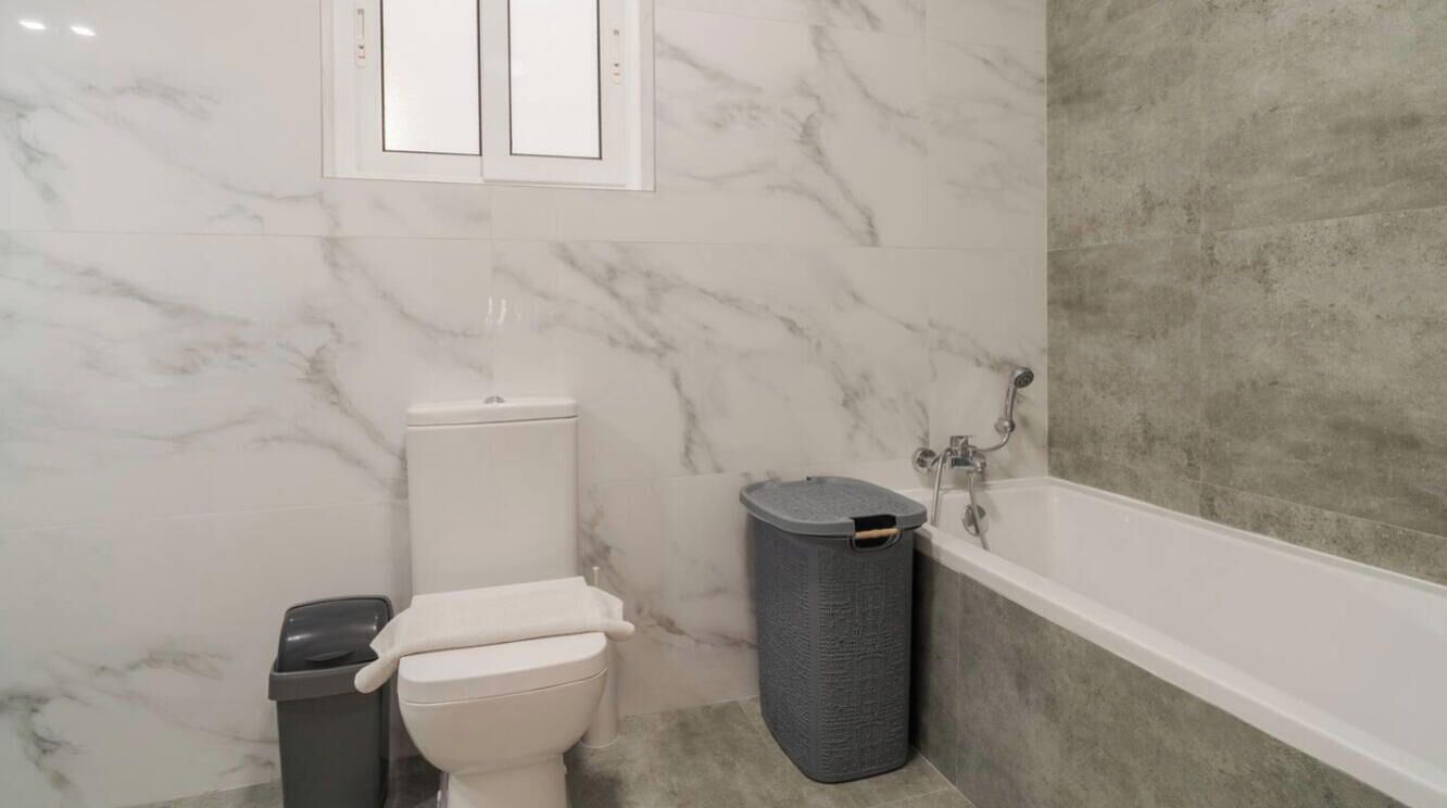 Un baño con inodoro, bidé y bañera.