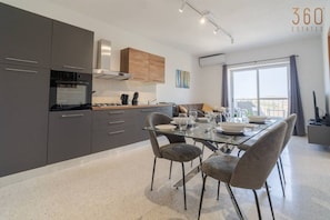 Fridge, microwave, oven, stovetop - Beautiful, fully equipped 2BR home in Mellieha (Mellieħa)