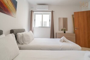 2 bedrooms, desk, WiFi, bed sheets